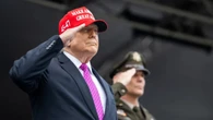 Trump compartilha teoria de que Biden foi substituído por clone