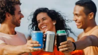Copo cooler de latas da Stanley surge com desconto; já viu?
