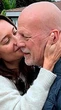 Esposa de Bruce Willis revela estratégias do ator para contornar a demência enquanto atuava