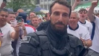 Vídeo: torcedores da Inglaterra fazem serenata para policial parecido com Gareth Southgate