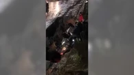 Cratera engole carro durante chuva forte na Grande São Paulo