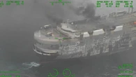 Navio com 3 mil carros afunda no Pacífico após incêndio