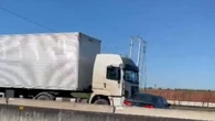 VÍDEO: carreta arrasta carro por vários metros na Via Dutra