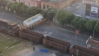 Trem colide com caminhão de gás no RJ; parte da carga se espalha