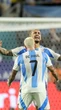 Jogadores da Argentina cantam música racista e transfóbica após título