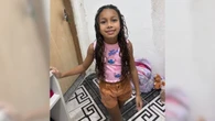 Menina de 7 anos morre baleada por bandidos dentro de casa no RJ