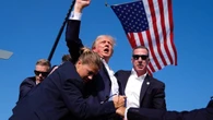 Foto de Trump após levar tiro repercute no mundo e ganha status de "simbólica"
