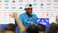 Após polêmica com Vini Jr. e Hakimi, FIFA libera uso de espanhol