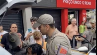 Motoboy negro esfaqueado por idoso branco é indiciado por agressão