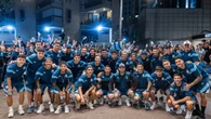Inversão de papéis: jogadores do Racing "tietam" torcida no Rio