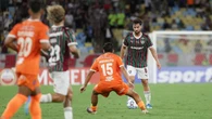 Fluminense faz dever de casa, conta com ajuda argentina e avança