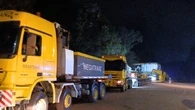 Vídeo: carga gigante para em cidade histórica antes de seguir