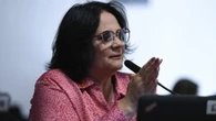 Damares se manifesta após PF achar droga em avião da igreja de seu tio