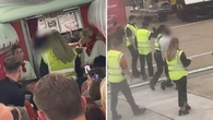 VÍDEO: passageiros bêbados causam confusão e são retirados de voo