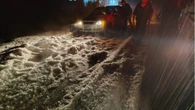 Carro atola no gelo acumulado após queda de granizo no RS; vídeo