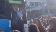 Idosa é criticada após pegar ônibus lotado: "Deixa ela morrer"