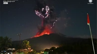 Vulcão na Indonésia lança coluna de cinzas de 10 km; assista