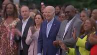 Vídeo: Joe Biden fica "congelado" durante comemoração nos EUA