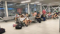 Pane trava voos no Reino Unido e passageiros dormem nos saguões