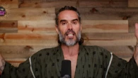 Russell Brand é acusado de estupro por polícia do Reino Unido