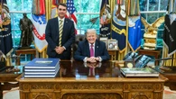 Trump posta fotos com Flávio Bolsonaro em meio a novo tarifaço