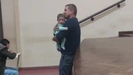 Professor viraliza ao segurar bebê de aluna durante prova