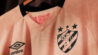Umbro apresenta novas camisas para o Outubro Rosa; veja fotos