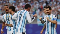 Messi faz história, dá show e Argentina vence Argélia na estreia