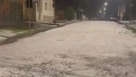 Granizo deixa ruas cobertas de gelo e cria cenário raro em MG