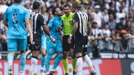 Vídeo: dublador flagra polêmicas no duelo entre Atlético e Santos