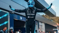 Russell vence e Verstappen bate na trave na Áustria