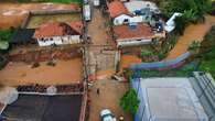 Pequena cidade vive cenário de destruição com 9 pontes caídas e casas debaixo d'água em MG