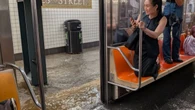Metrô de NY alaga e assusta passageiros nos vagões; assista