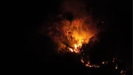 VÍDEO: incêndio há 48 horas em Caraguatatuba mobiliza helicóptero