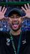 Neymar e influenciadora surgem coladinhos em foto