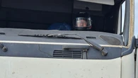 Motorista usa capacete para substituir para-brisa de carreta
