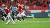 Grêmio supera jogo polêmico, bate Inter e afunda rival em crise