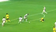 Cintura dura? Cristiano Ronaldo protagoniza lance bizarro; veja