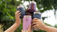 Copos e garrafas Stanley têm promoção relâmpago a partir de R$ 76