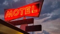 Mãe é obrigada a pagar conta de motel após filho sair sem pagar
