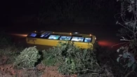Vídeo: Micro-ônibus escolar cai em rio de Santa Catarina e deixa crianças feridas