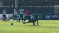 Será que Casemiro daria rasteira em Neymar no treino? Será?