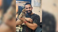 Macaquinho viraliza ao dançar com tutor em vídeo fofo
