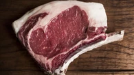 Mulher furta carne e é presa; ela colocou o produto sob a roupa