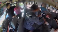 VÍDEO: alunos dirigem van escolar após motorista desmaiar