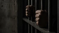 Homem é condenado à prisão perpétua por decapitar a própria mãe