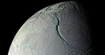 Lua de Saturno tem moléculas que podem sustentar vida, dizem cientistas