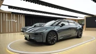 Les voitures électriques sont-elles vraiment plus polluantes qu’une hybride ? Démêlons le vrai du faux après les propos du patron de Toyota