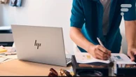 Avec 450€ de moins, ce puissant laptop généreusement équipé (écran OLED 2,8K 120 Hz, Ultra 7 et 32 Go RAM) est le deal parfait pour la rentrée