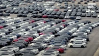 Ce qui se cache derrière ces centaines de Tesla qui s’empilent sur des parkings vides